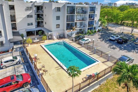 Condo in Miami, Florida, 2 bedrooms № 1932749 - photo 3