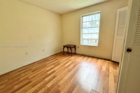 Condo in Miami, Florida, 2 bedrooms № 1932749 - photo 12