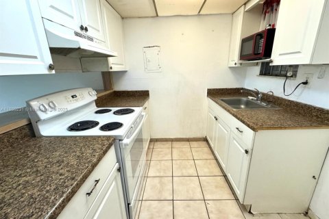 Condo in Miami, Florida, 2 bedrooms № 1932749 - photo 7