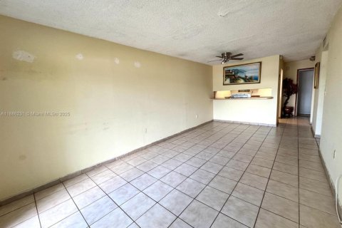 Condo in Miami, Florida, 2 bedrooms № 1932749 - photo 6