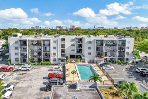 Condo in Miami, Florida, 2 bedrooms № 1932749 - photo 2