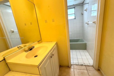 Condo in Miami, Florida, 2 bedrooms № 1932749 - photo 10