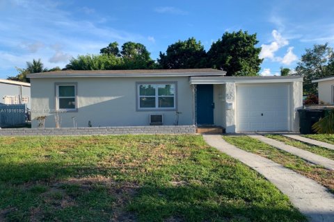 Villa ou maison à louer à North Miami, Floride: 3 chambres, 85.93 m2 № 1971042 - photo 1