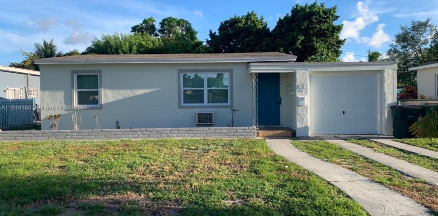 Villa ou maison à North Miami, Floride 3 chambres, 85.93 m2 № 1971042