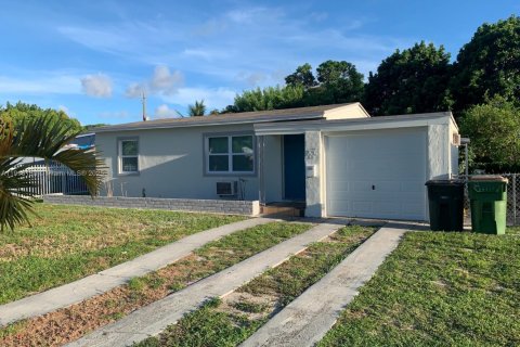 Villa ou maison à louer à North Miami, Floride: 3 chambres, 85.93 m2 № 1971042 - photo 2