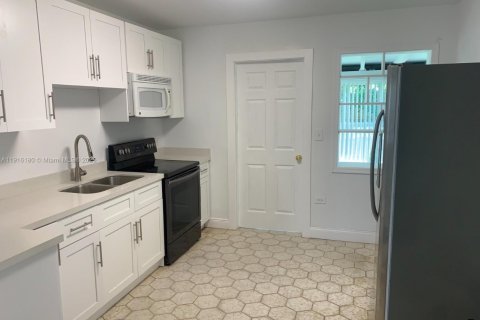 Villa ou maison à louer à North Miami, Floride: 3 chambres, 85.93 m2 № 1971042 - photo 5