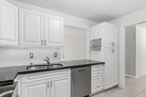 Touwnhouse à louer à Hollywood, Floride: 3 chambres, 187.66 m2 № 2074991 - photo 7