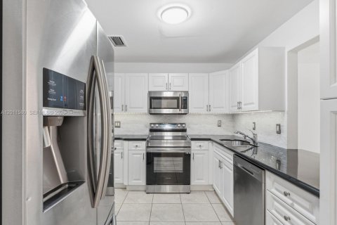 Touwnhouse à louer à Hollywood, Floride: 3 chambres, 187.66 m2 № 2074991 - photo 8