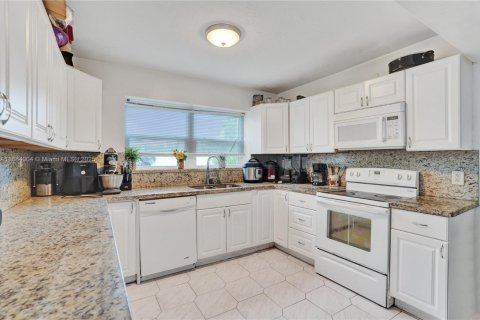 Casa en venta en Hollywood, Florida, 4 dormitorios, 148.27 m2 № 1978534 - foto 17