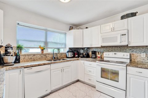 Casa en venta en Hollywood, Florida, 4 dormitorios, 148.27 m2 № 1978534 - foto 18