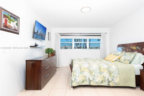 Condo in Pembroke Pines, Florida, 1 bedroom  № 2026870 - photo 13