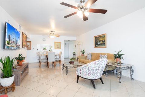 Condo in Pembroke Pines, Florida, 1 bedroom  № 2026870 - photo 3