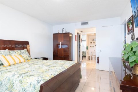 Condo in Pembroke Pines, Florida, 1 bedroom  № 2026870 - photo 14