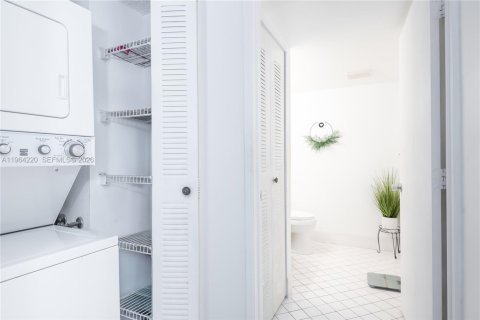 Condo in Pembroke Pines, Florida, 1 bedroom  № 2026870 - photo 11