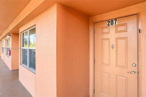 Condo in Pembroke Pines, Florida, 1 bedroom  № 2026870 - photo 27