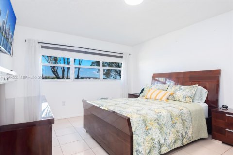 Condo in Pembroke Pines, Florida, 1 bedroom  № 2026870 - photo 12