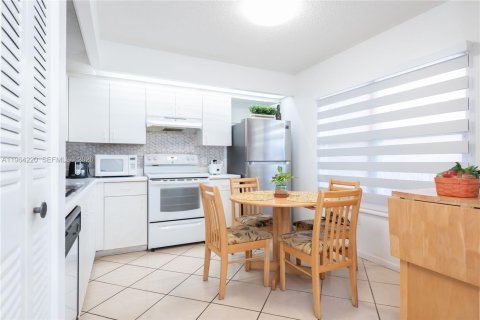 Condo in Pembroke Pines, Florida, 1 bedroom  № 2026870 - photo 6