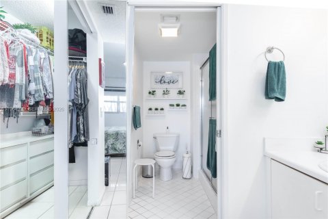 Condo in Pembroke Pines, Florida, 1 bedroom  № 2026870 - photo 15