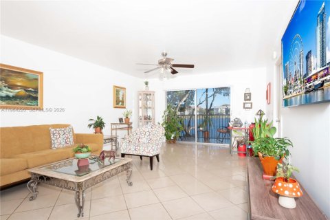 Condo in Pembroke Pines, Florida, 1 bedroom  № 2026870 - photo 4