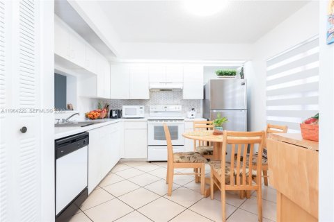 Condo in Pembroke Pines, Florida, 1 bedroom  № 2026870 - photo 7