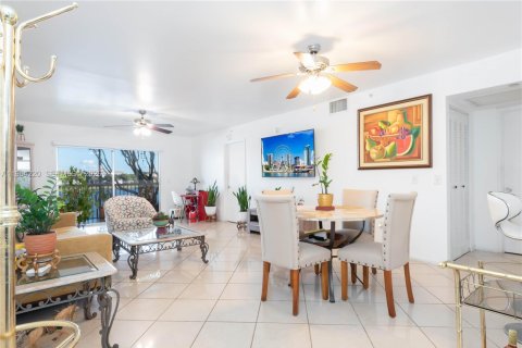 Condo in Pembroke Pines, Florida, 1 bedroom  № 2026870 - photo 2