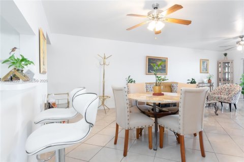Condo in Pembroke Pines, Florida, 1 bedroom  № 2026870 - photo 5