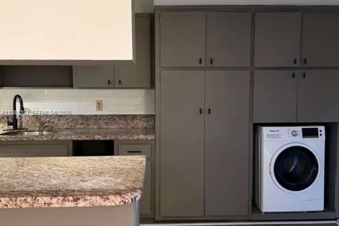 Condo in Fort Lauderdale, Florida, 1 bedroom № 2154646 - photo 8