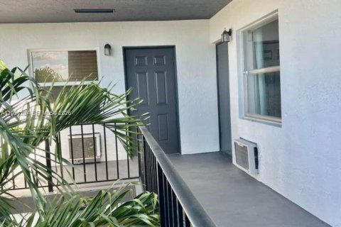 Condo in Fort Lauderdale, Florida, 1 bedroom № 2154646 - photo 4
