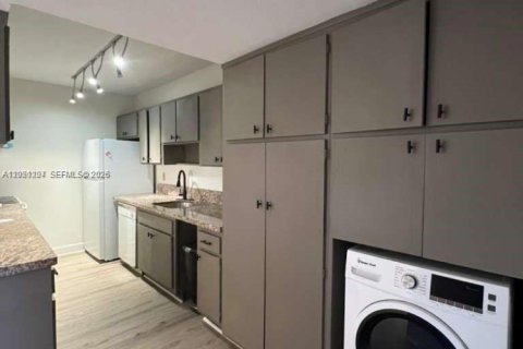 Condo in Fort Lauderdale, Florida, 1 bedroom № 2154646 - photo 12