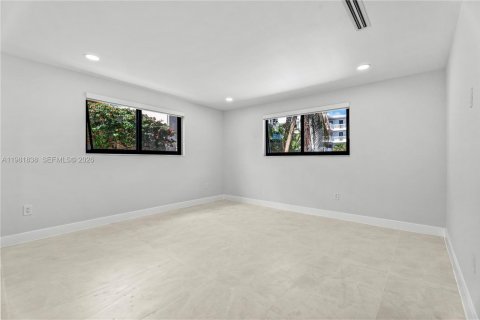 House in North Miami, Florida 3 bedrooms, 179.21 sq.m. № 2043193 - photo 12