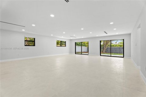 House in North Miami, Florida 3 bedrooms, 179.21 sq.m. № 2043193 - photo 3
