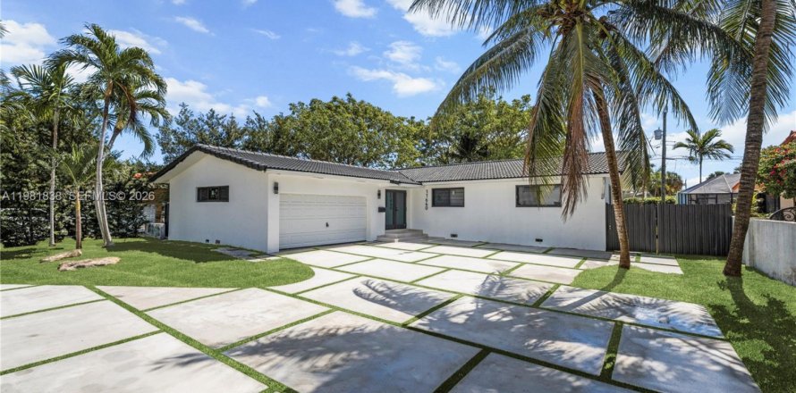 House in North Miami, Florida 3 bedrooms, 179.21 sq.m. № 2043193