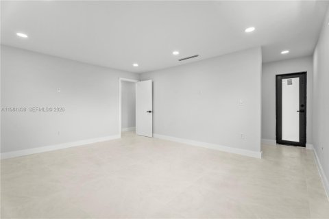House in North Miami, Florida 3 bedrooms, 179.21 sq.m. № 2043193 - photo 9
