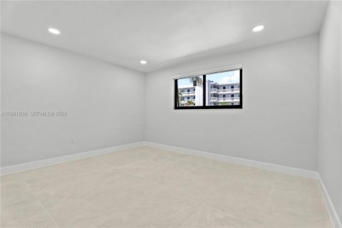 House in North Miami, Florida 3 bedrooms, 179.21 sq.m. № 2043193 - photo 13