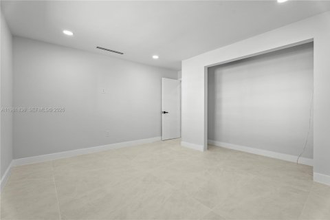 House in North Miami, Florida 3 bedrooms, 179.21 sq.m. № 2043193 - photo 14