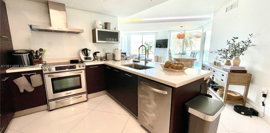 Condo in Sunny Isles Beach, Florida, 3 bedrooms  № 1869941