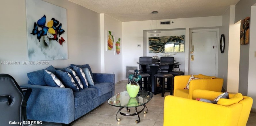 Кондоминиум с 2 спальнями в Холливуд, Флорида № 2046402