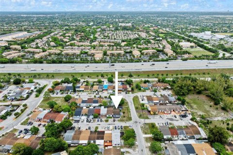 House in Miami Gardens, Florida 4 bedrooms, 113.99 sq.m. № 1790131 - photo 30