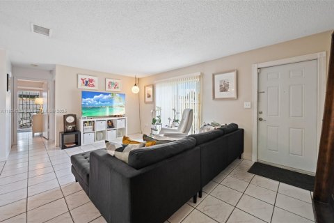 House in Miami Gardens, Florida 4 bedrooms, 113.99 sq.m. № 1790131 - photo 6