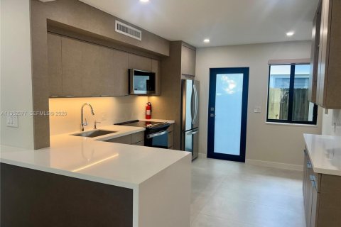 Снять в аренду виллу или дом в Майами, Флорида 2 спальни, 74.41м2, № 2008554 - фото 7