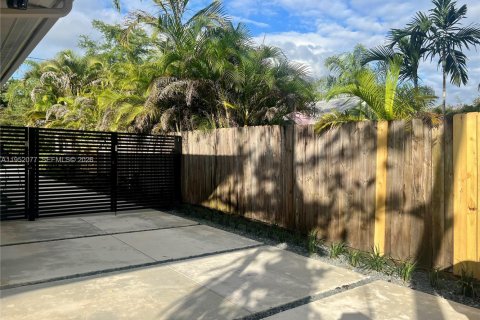 Снять в аренду виллу или дом в Майами, Флорида 2 спальни, 74.41м2, № 2008554 - фото 21