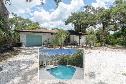 House in Saint Petersburg, Florida 2 bedrooms, 134.34 sq.m. № 2235636
