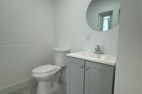 Снять в аренду коммерческую недвижимость в Катлер-Бей, Флорида 1 спальня, 219.9м2, № 1997845 - фото 2