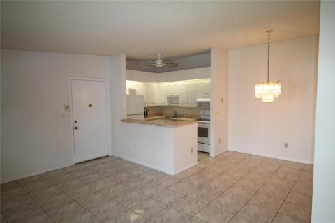 Condo in Tamarac, Florida, 2 bedrooms  № 2081499 - photo 3