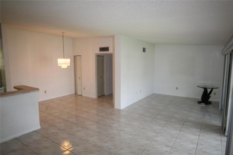 Condo in Tamarac, Florida, 2 bedrooms  № 2081499 - photo 5