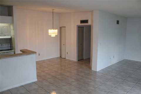 Condo in Tamarac, Florida, 2 bedrooms  № 2081499 - photo 4
