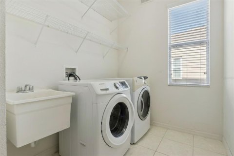 House in Clermont, Florida 5 bedrooms, 337.7 sq.m. № 2097070 - photo 27