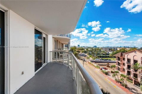 Condominio en venta en Surfside, Florida, 1 dormitorio, 106.84 m2 № 2017244 - foto 20