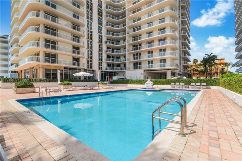 Condominio en venta en Surfside, Florida, 1 dormitorio, 106.84 m2 № 2017244 - foto 22
