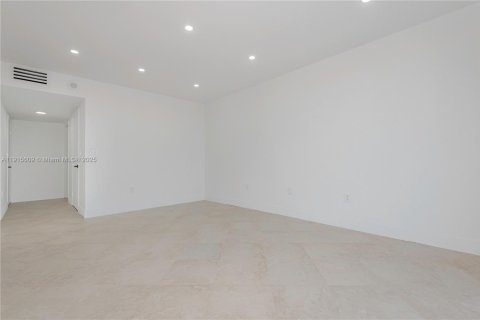 Condominio en venta en Surfside, Florida, 1 dormitorio, 106.84 m2 № 2017244 - foto 13